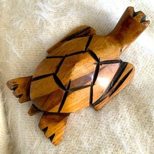 Turtle carved in Guayacan wood. Handmade. 12cm